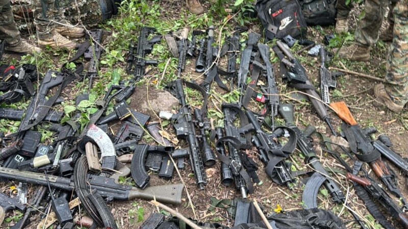 Governo do RJ divulga fotos de fuzis apreendidos em megaoperação