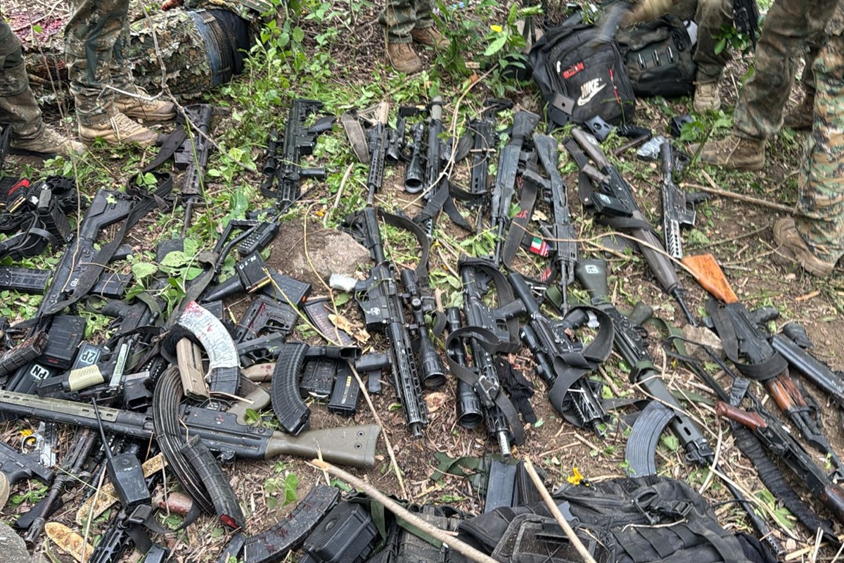 Governo do RJ divulga fotos de fuzis apreendidos em megaoperação