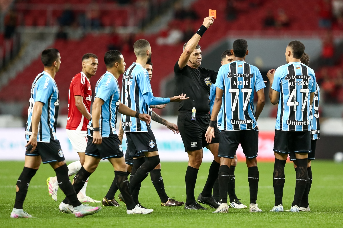Grêmio publica compilado de erros da arbitragem na temporada. Assista