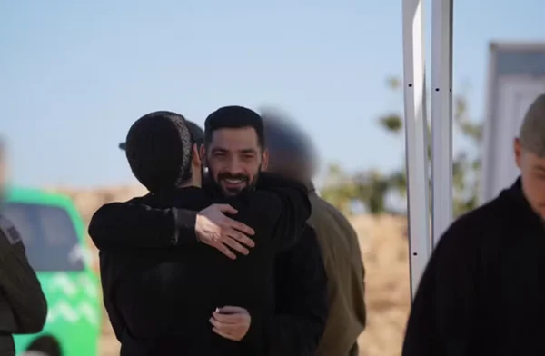 Hamas entrega mais 4 corpos de reféns israelenses à Cruz Vermelha