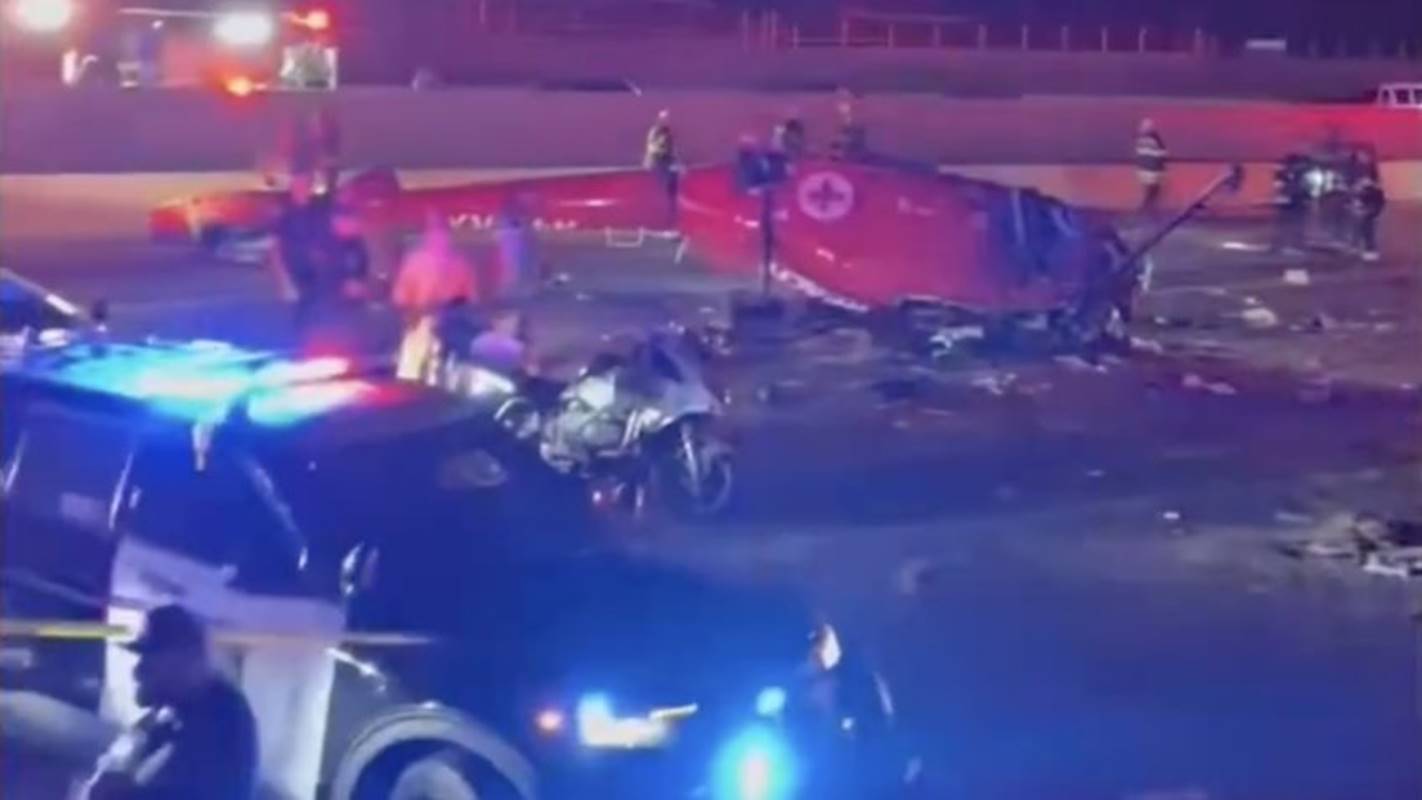 após queda, grupo de civis ergue helicóptero para salvar vítima