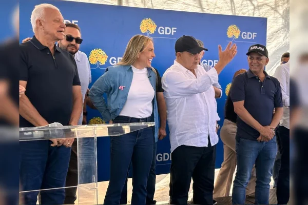 Ibaneis entrega 40 ônibus em Planaltina e fala em duplicação da DF-128