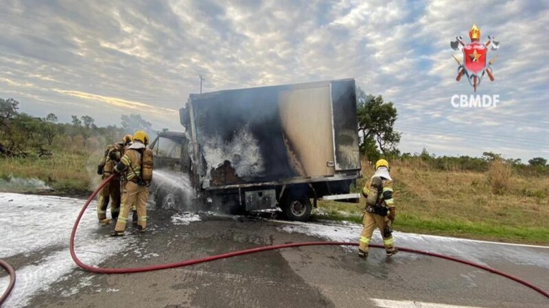 Caminhão fica destruído após pegar fogo perto de base da Marinha