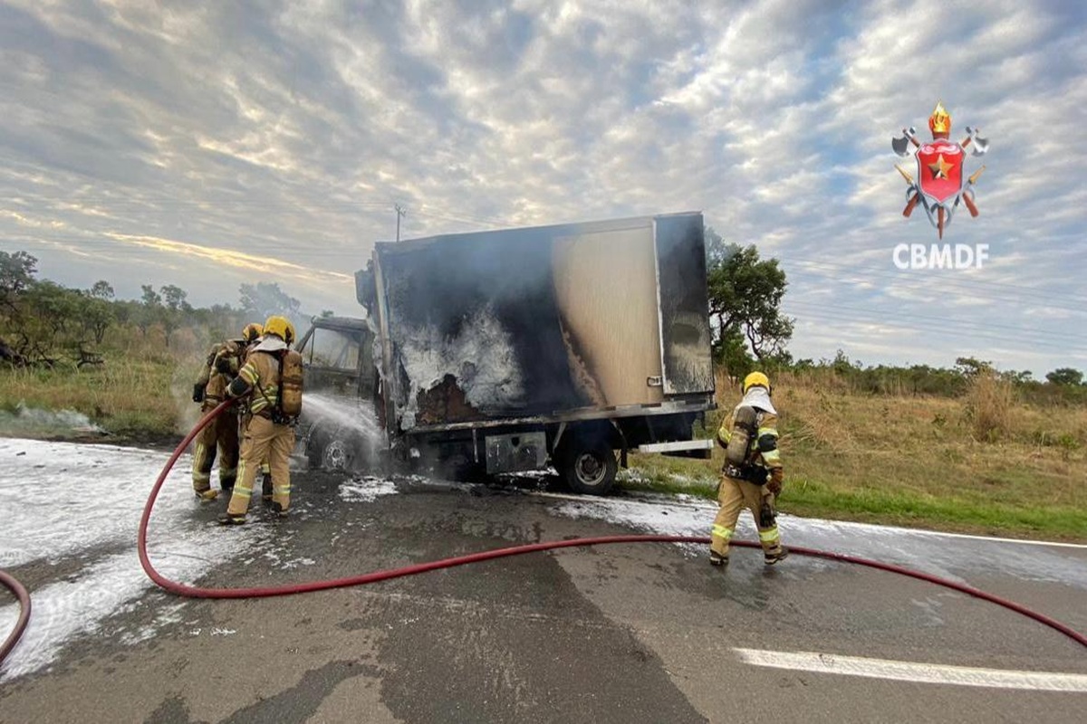 Caminhão fica destruído após pegar fogo perto de base da Marinha