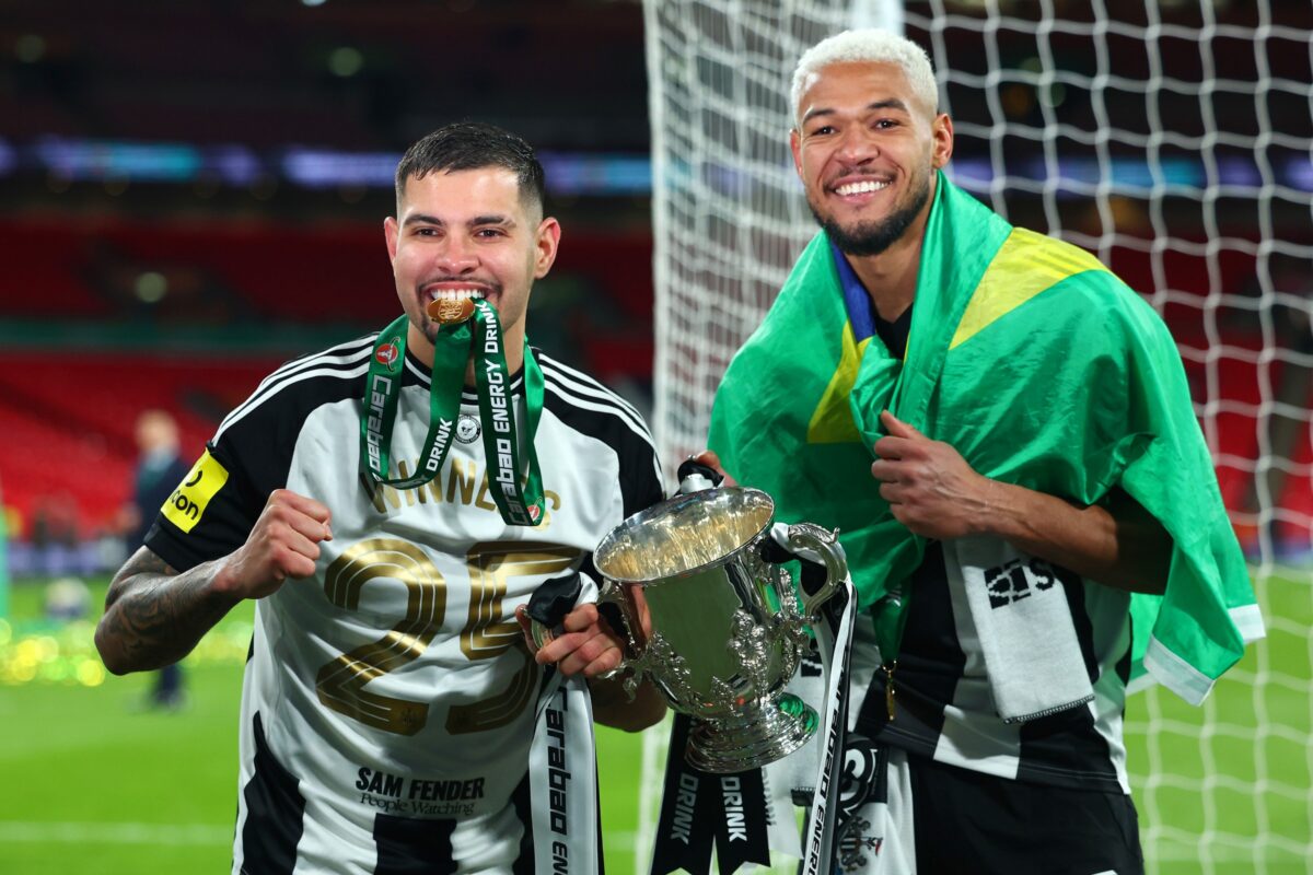 Seleção: problema em avião atrasa apresentação de dupla do Newcastle