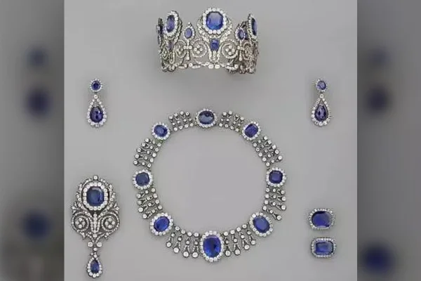 Autoridades francesas revelam valor de joias roubadas no Louvre; saiba