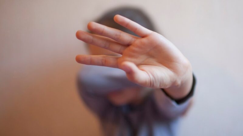 Madrasta é condenada por torturar e dar cerveja para menino autista