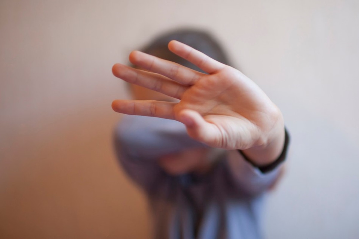 Madrasta é condenada por torturar e dar cerveja para menino autista