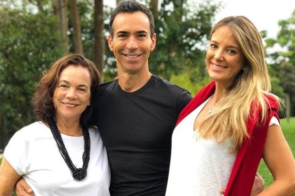 César Tralli se emociona ao encontrar cartas da mãe morta em acidente