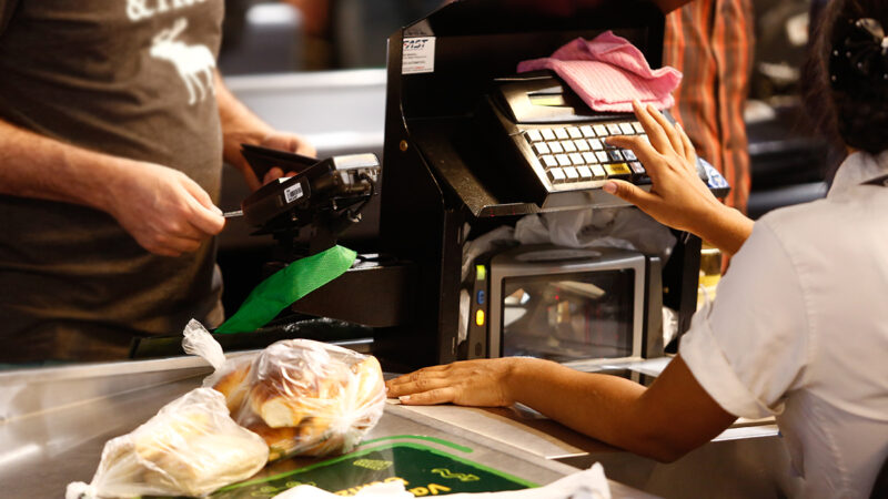 brasileiros pagam mais e levam menos