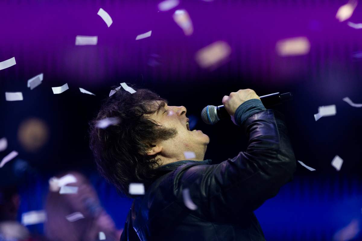 Em dia de euforia no mercado, vitória de Milei faz peso disparar 10%