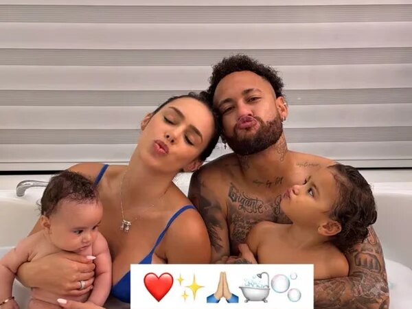 Neymar e Bruna Biancardi compartilham banho com as filhas. Veja foto!