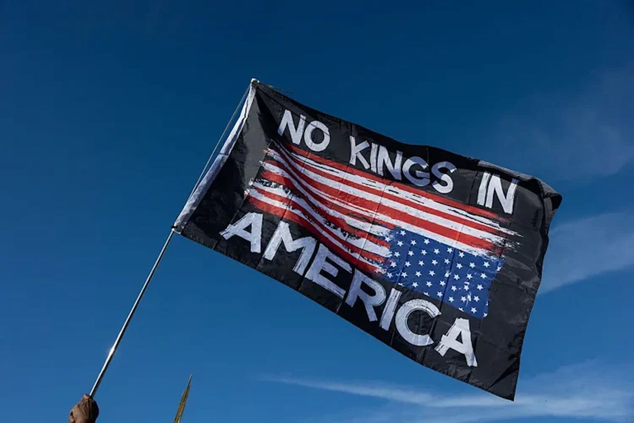 Trump posta video de IA em que joga dejetos nas pessoas