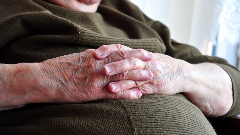 Quem é o professor que torrou R$ 127 mil do pai idoso com Alzheimer