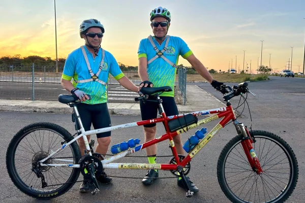 “Preenche a escuridão”: servidor vence limites da cegueira no ciclismo