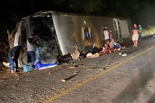 Ônibus que capotou em PE levava mais passageiros que o declarado
