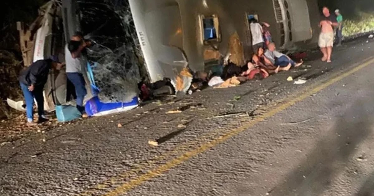 Acidente com ônibus em Pernambuco deixa 17 mortos; PF investiga irregularidades