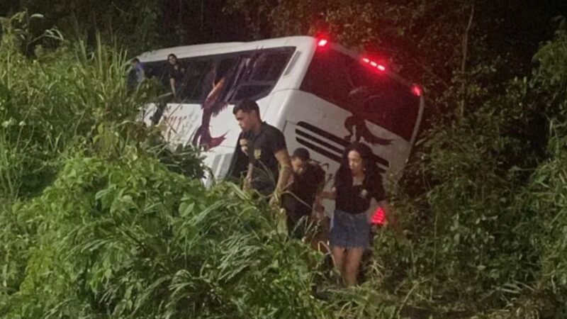 Vídeo: ônibus com estudantes cai de ribanceira em Maceió