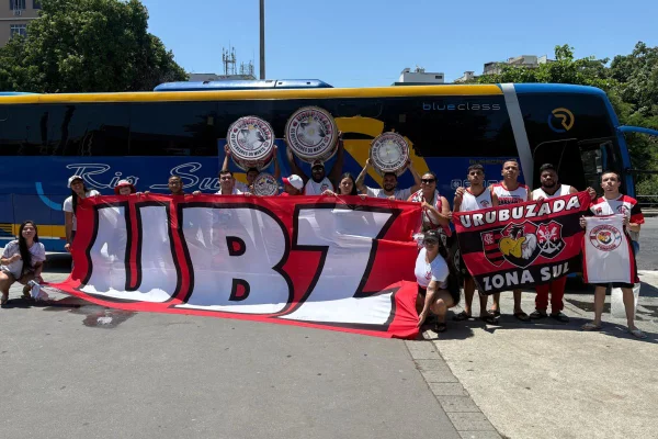 Vídeo: veja momento em que ônibus com torcedores do Flamengo tomba
