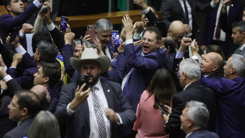 PL retoma pressão para votar anistia que contemple Bolsonaro