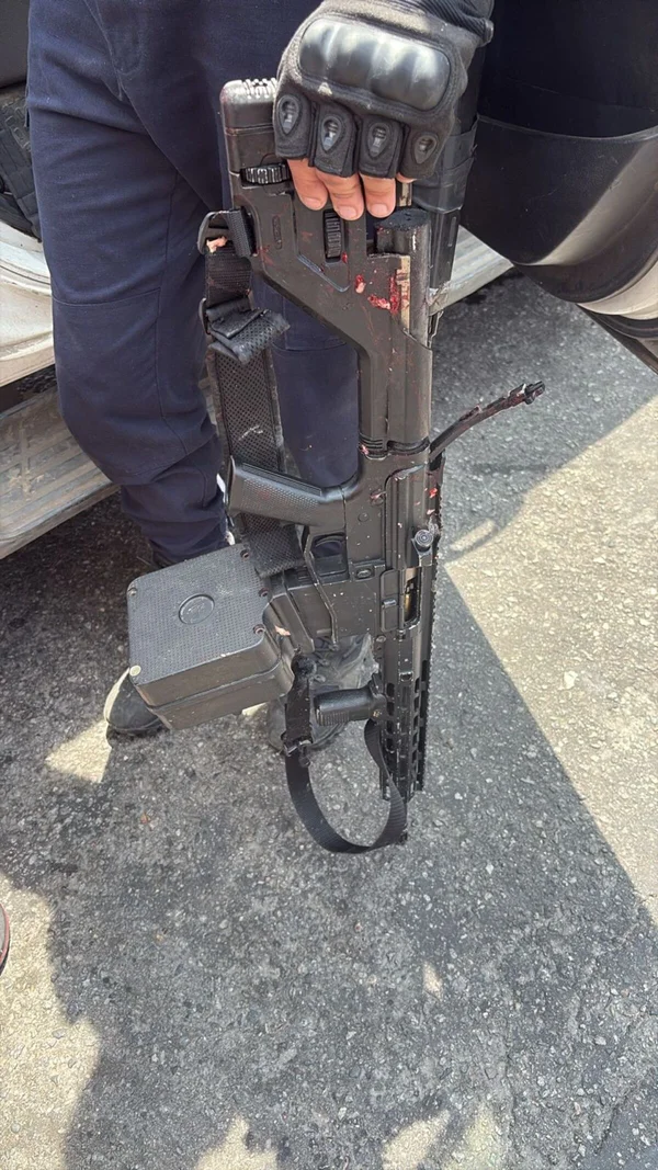 Vídeo: membro do CV atira com fuzil e perseguição acaba em morte no RJ