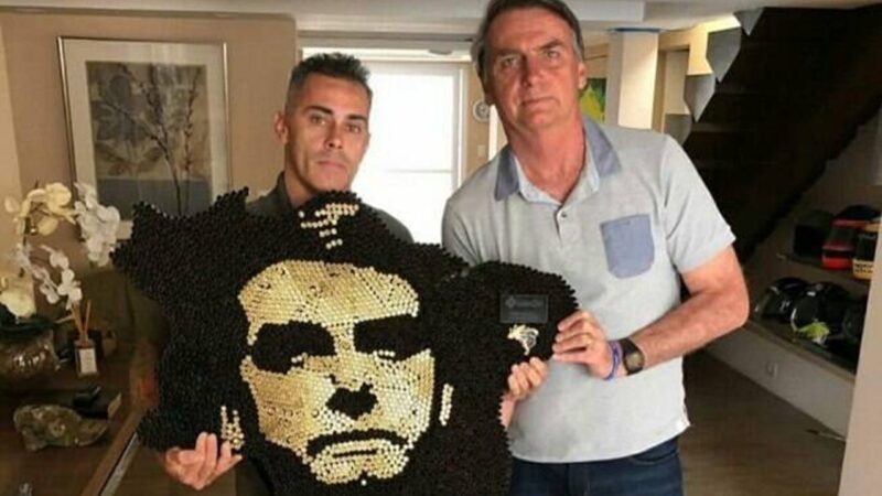 PM compra quadro de artista que fez escultura de Bolsonaro com cartuchos