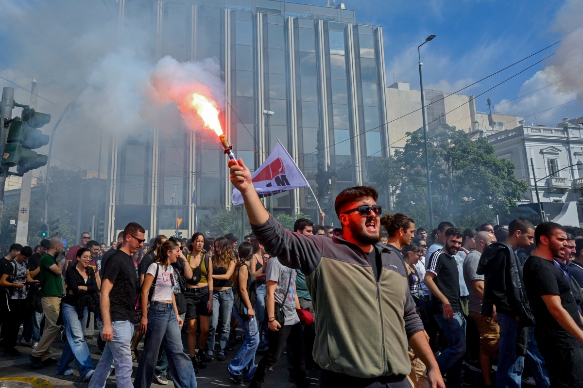Greve paralisa a Grécia contra projeto que amplia jornada de trabalho