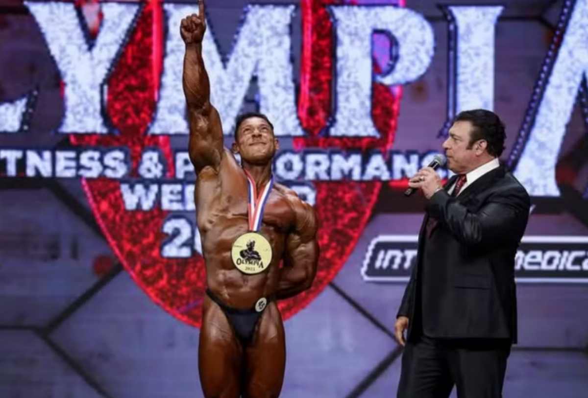 Ramon Dino conquista título inédito no Mr. Olympia 2025