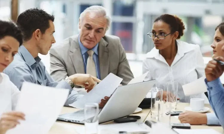 O que ninguém te conta sobre liderar uma equipe com cinco gerações diferentes — e como virar o jogo