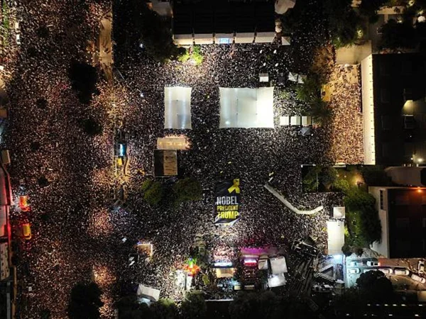 Multidão em Israel celebra cessar-fogo e pede prêmio Nobel para Trump