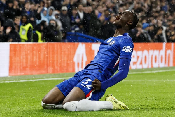 Estêvão desencanta na Champions League e Chelsea goleia Ajax por 5 x 1