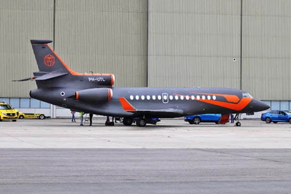 Avião de piloto tetracampeão da F-1 chama a atenção em Brasília. Veja