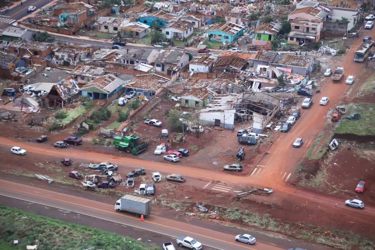 Governo decreta luto de 3 dias após tornado matar 6 e ferir 750 no PR