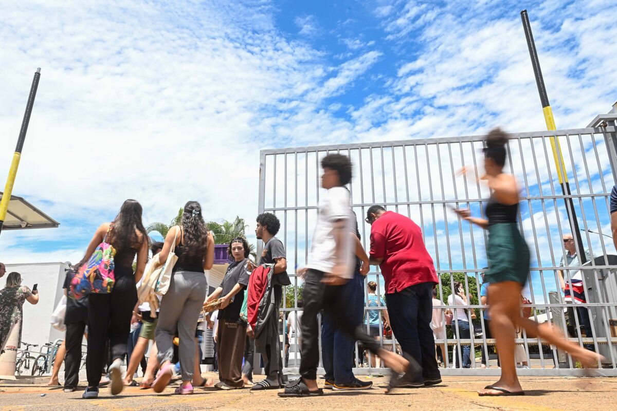 Primeiro dia de provas do Enem 2025 teve abstenção de 27%, diz MEC