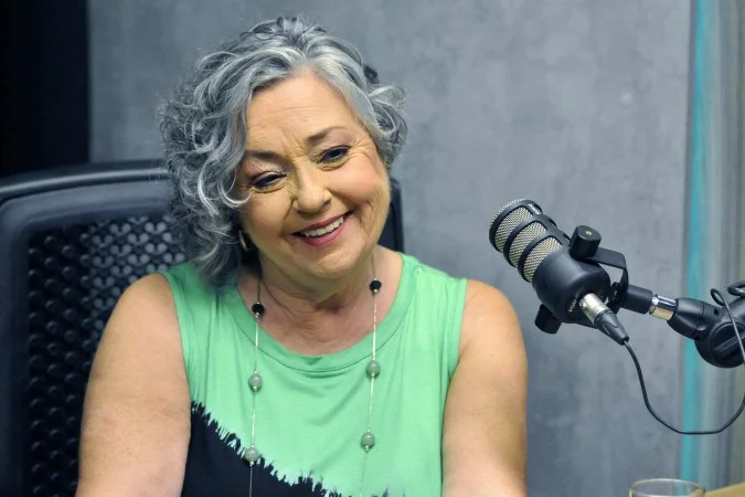 Atriz brasiliense realiza sonho adiado e celebra envelhecer com arte