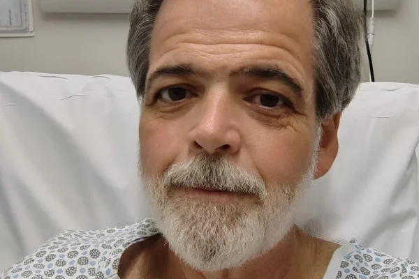 Ator da Globo espera transplante e se recusa a “mutilar” filhas