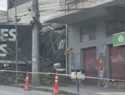 Motorista perde controle e carreta invade loja na Avenida Amazonas, no centro de Belo Horizonte