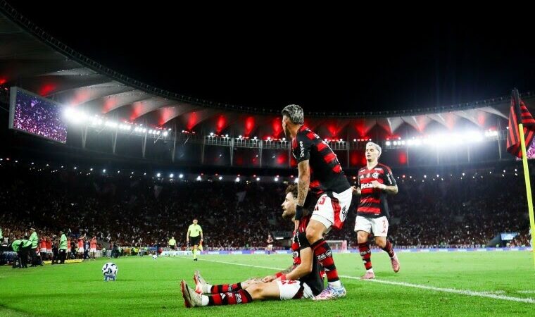 Com emoção no fim, Flamengo vence o Santos e segue à caça da liderança do Brasileirão
