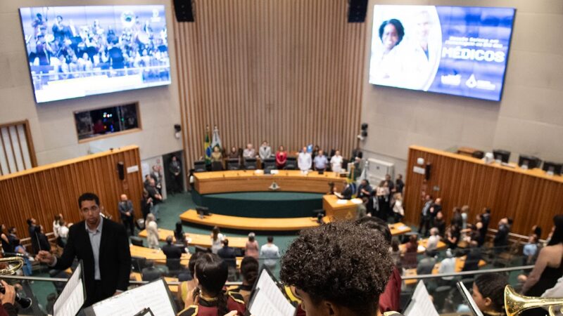 Câmara Legislativa celebra o dia do médico com sessão solene
