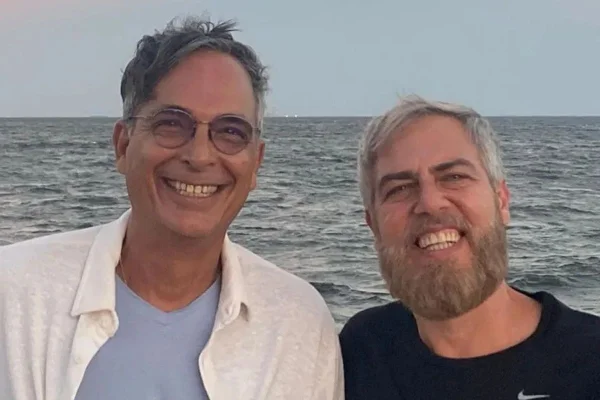 Quem é o marido de Anderson Muller, ator alvo de ataques homofóbicos