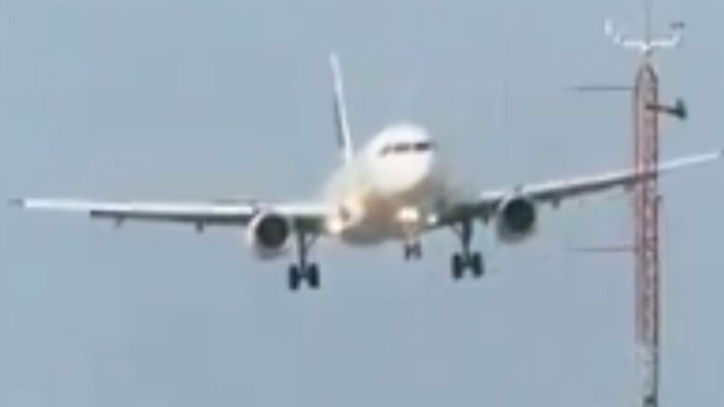 Avião pousa “de lado” em SC devido a vento forte em aeroporto. Vídeo