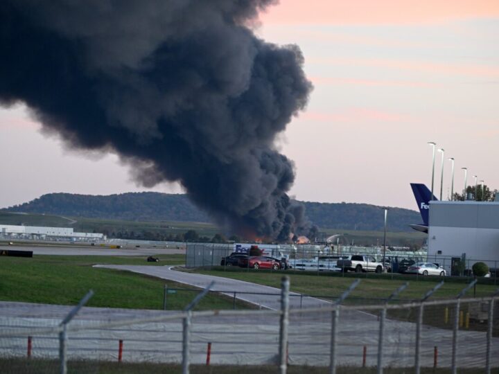 Explosão de avião nos EUA deixa ao menos 3 mortos e 11 feridos