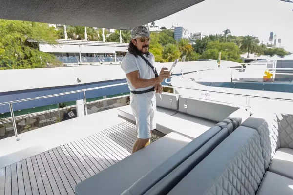 Bell Marques compra luxuosa lancha de R$ 14 milhões. Veja fotos