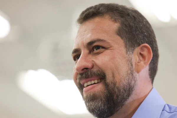 Como ministro, Boulos encontra de empresários a entregadores de app