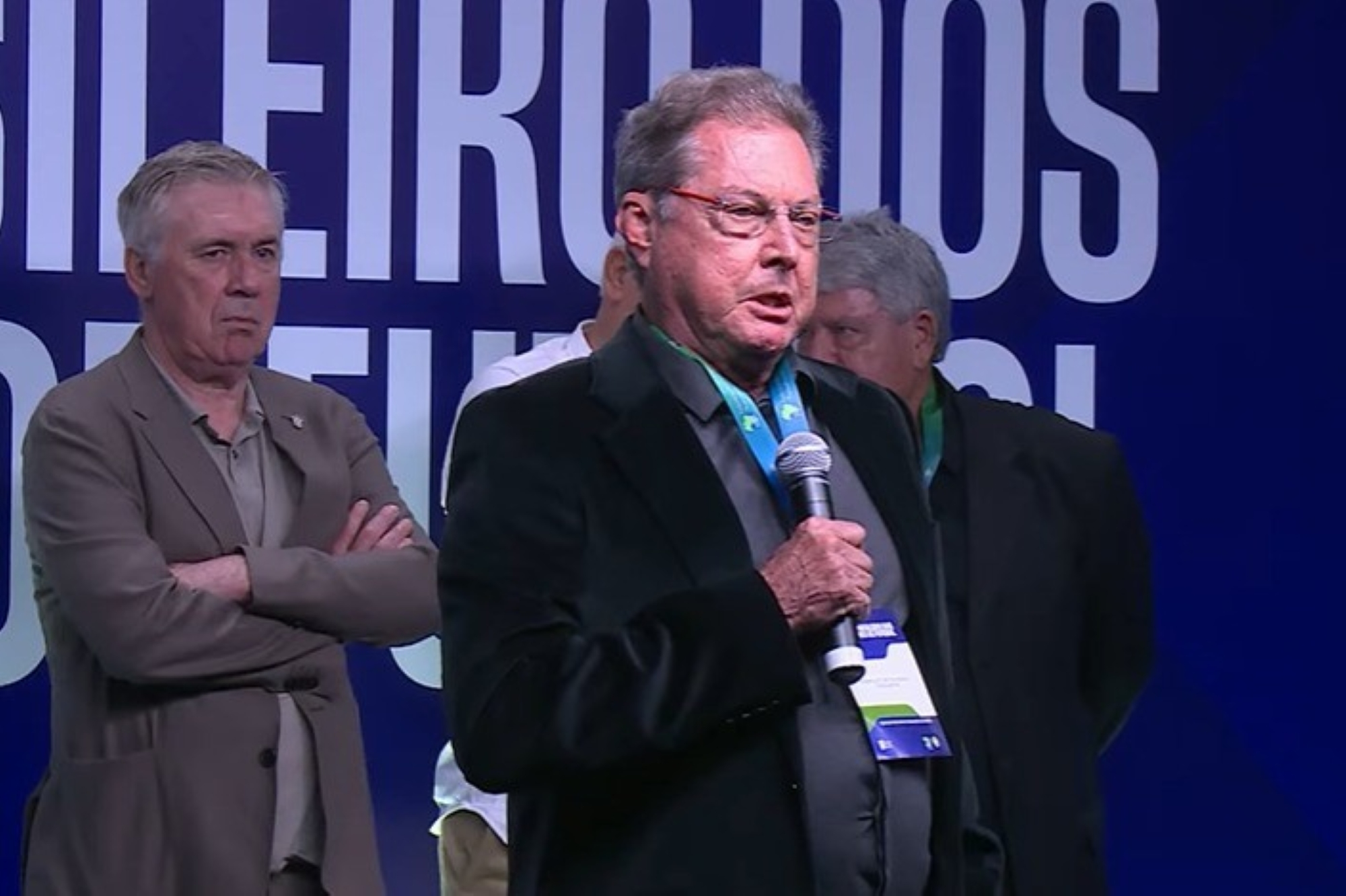 Oswaldo de Oliveira se manifesta após polêmica com Ancelotti