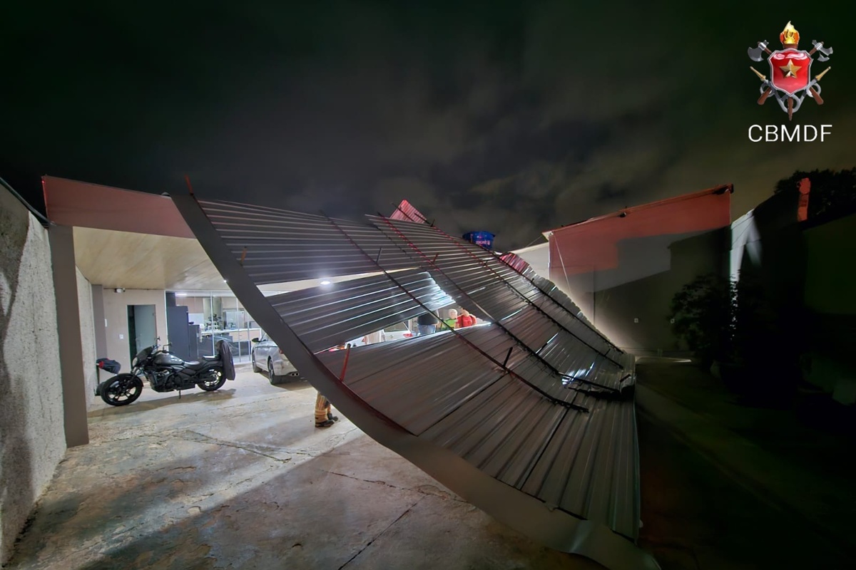 Vendaval destelha casa no Riacho Fundo. Veja imagens