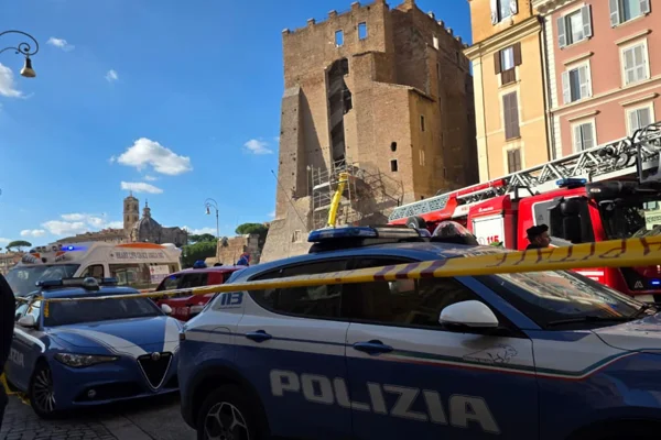 Roma: torre desaba parcialmente próximo ao Coliseu e deixa feridos