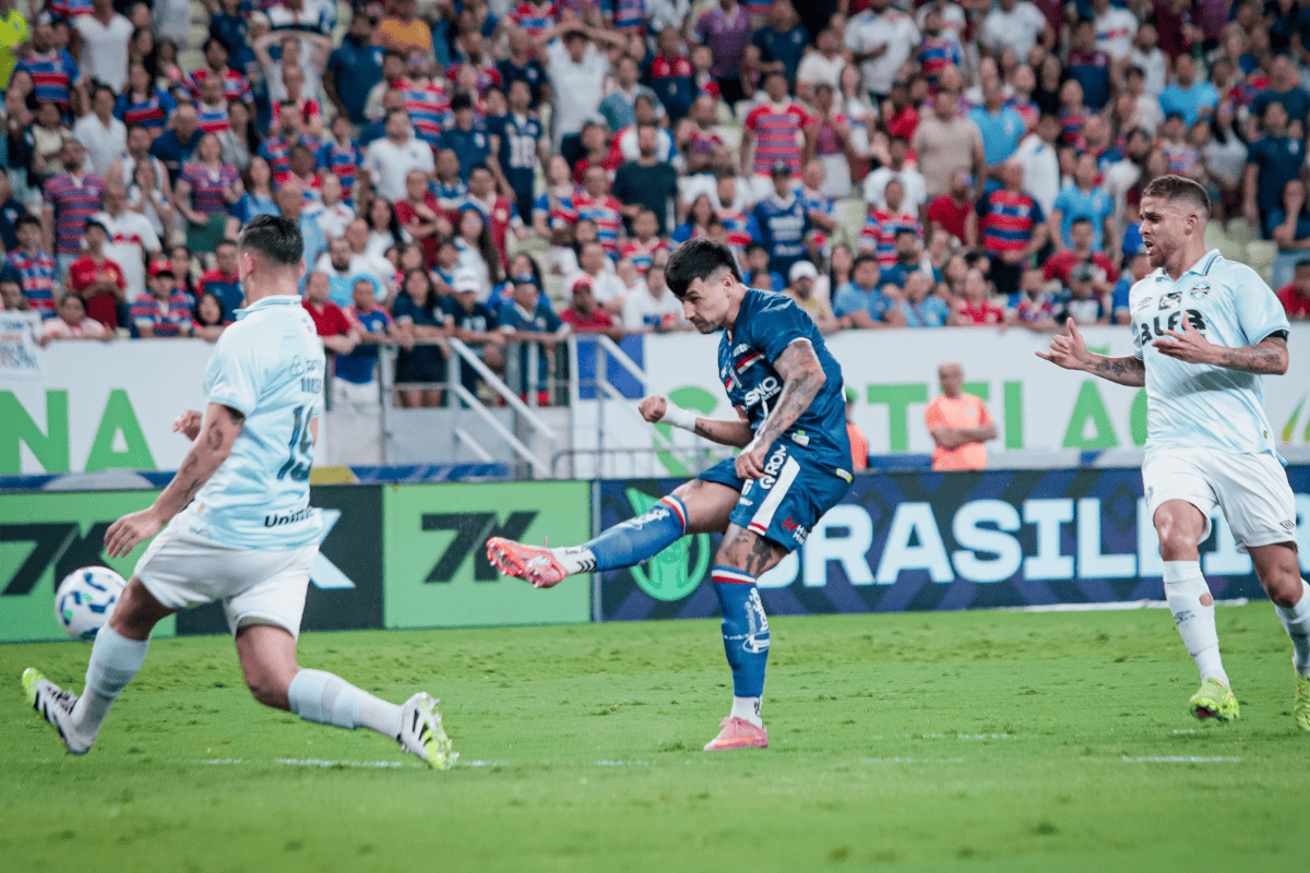 Com falhas dos goleiros, Fortaleza e Grêmio empatam no Brasileirão