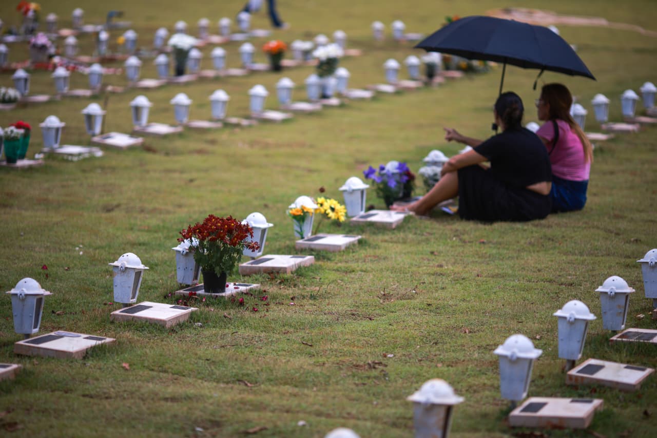cemitérios do DF ficam lotados no Dia de Finados