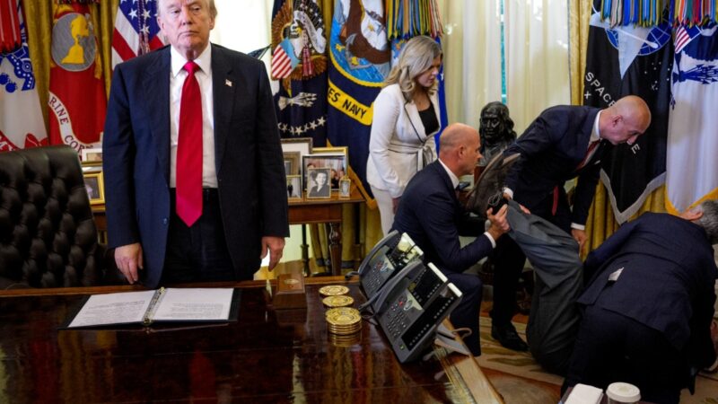 Homem passa mal durante anúncio de Trump em evento na Casa Branca